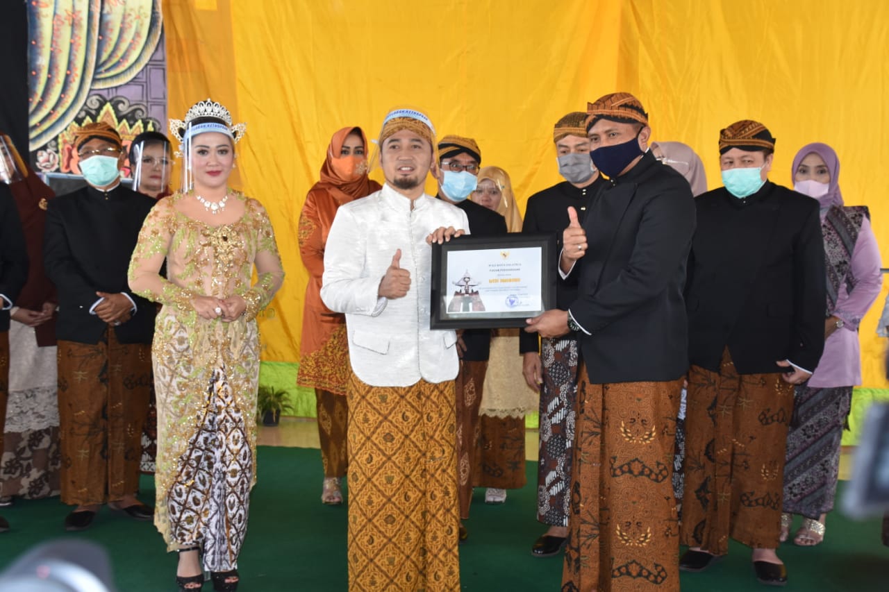 Danrem 073/MKT Pakai Pakean Beskap Saat Upacara HUT Kota Salatiga   